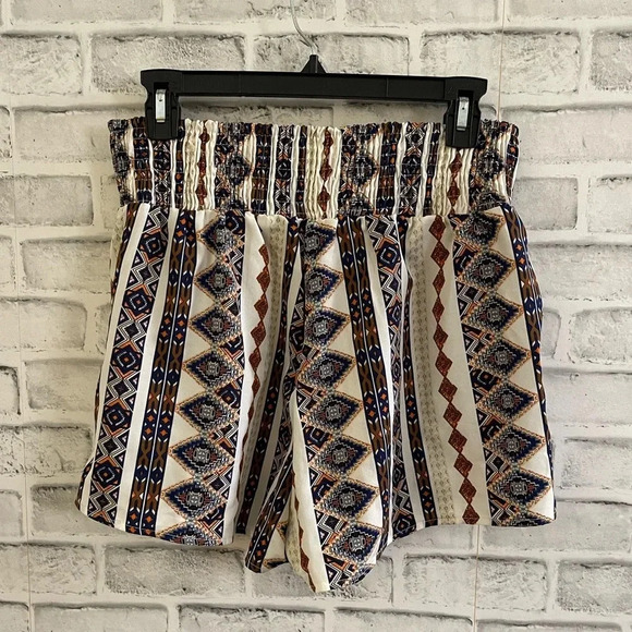 Women’s high waist white Aztec print lightweight shorts Large - Picture 3 of 4
